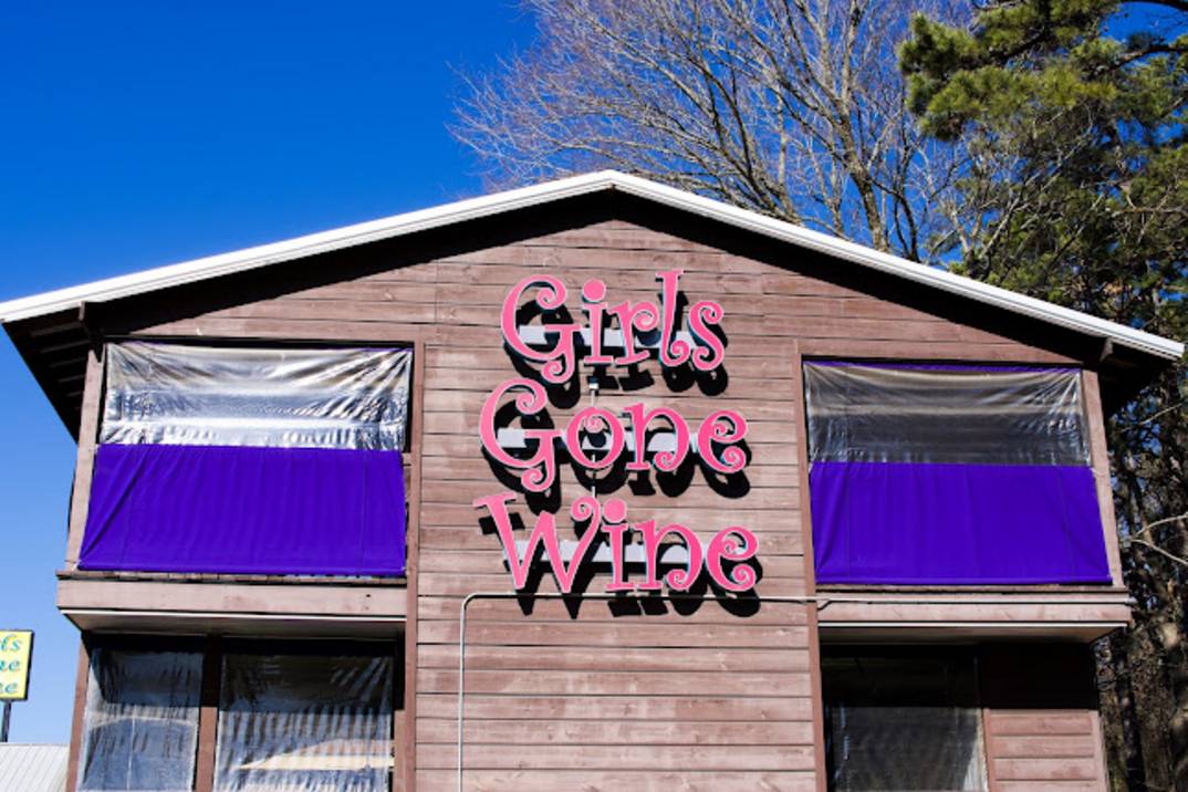 Wine flight and tasting glasses at Girls Gone Wine in Hochatown, Oklahoma